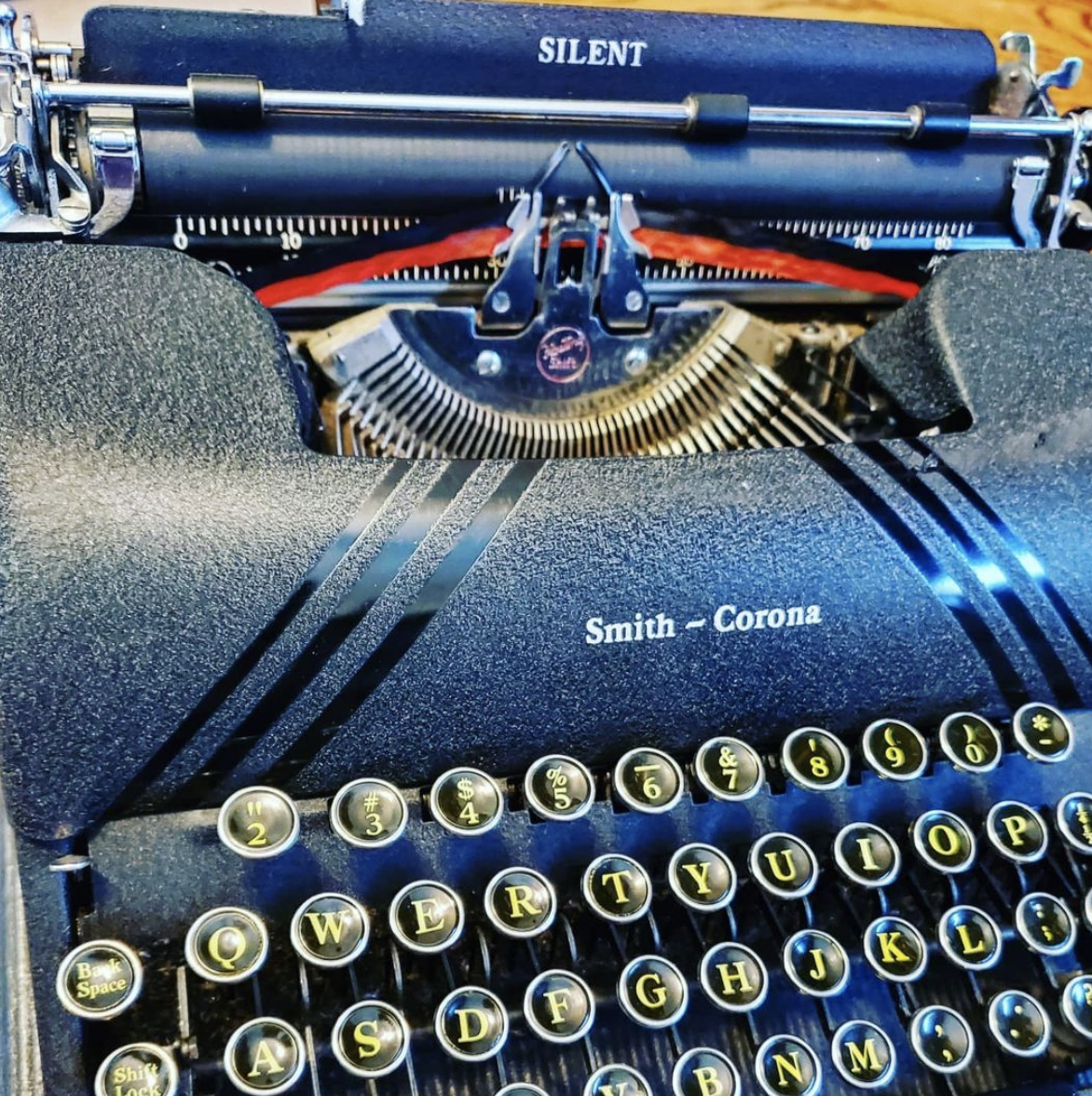 Circa 1940 Smith Corona Silent / Sterling Typewriter with case (4s